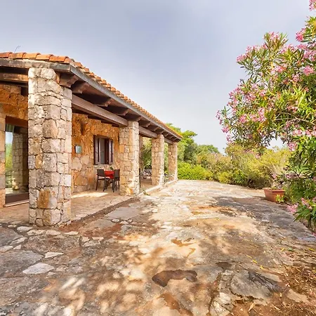 Isa - Village Surrounded By Greenery With Swimming Pool Just A Few Minutes From Alghero 아파트호텔 3*