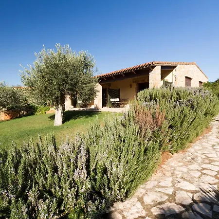 Isa - Village Surrounded By Greenery With Swimming Pool Just A Few Minutes From Alghero Apartmanhotel
